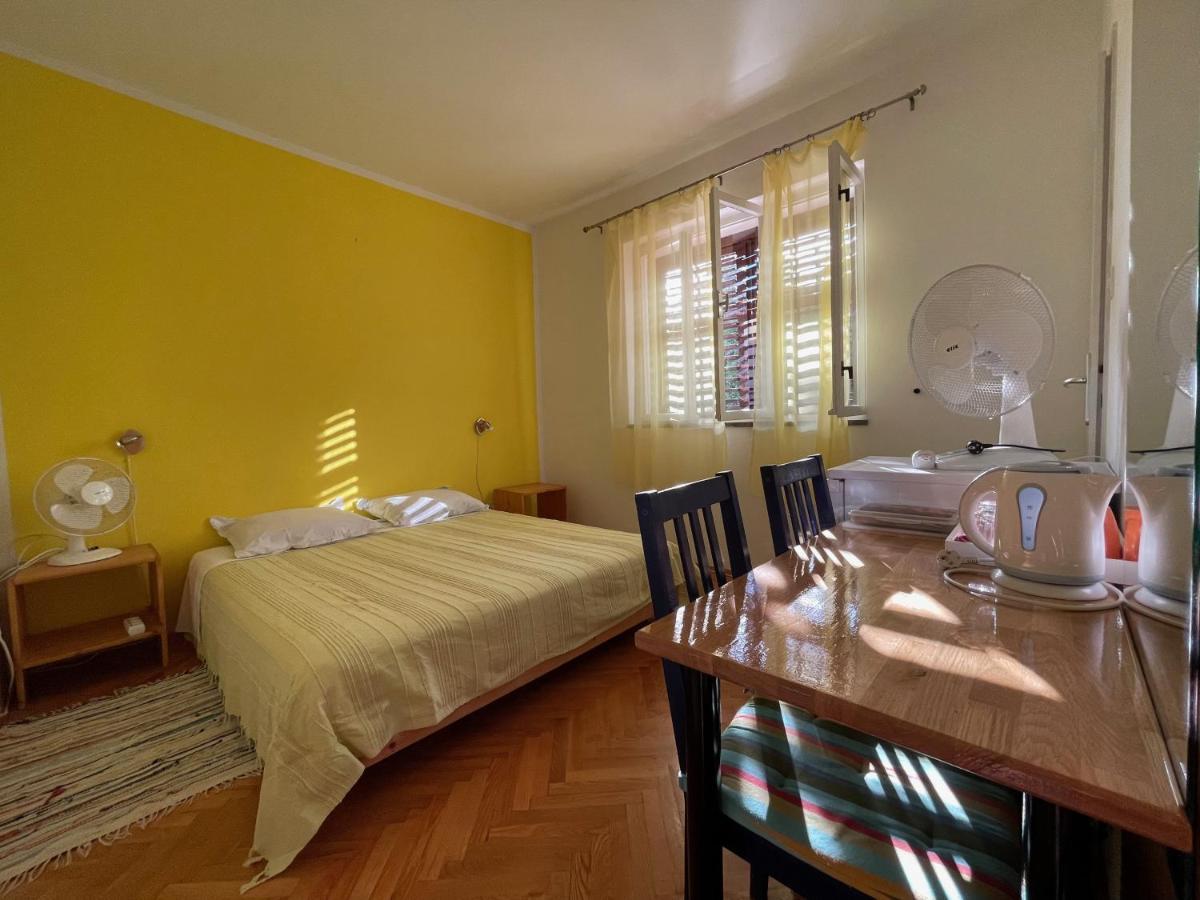 Hvar Guesthouse - Double Bedroom With Private Bathroom 耶尔萨 外观 照片