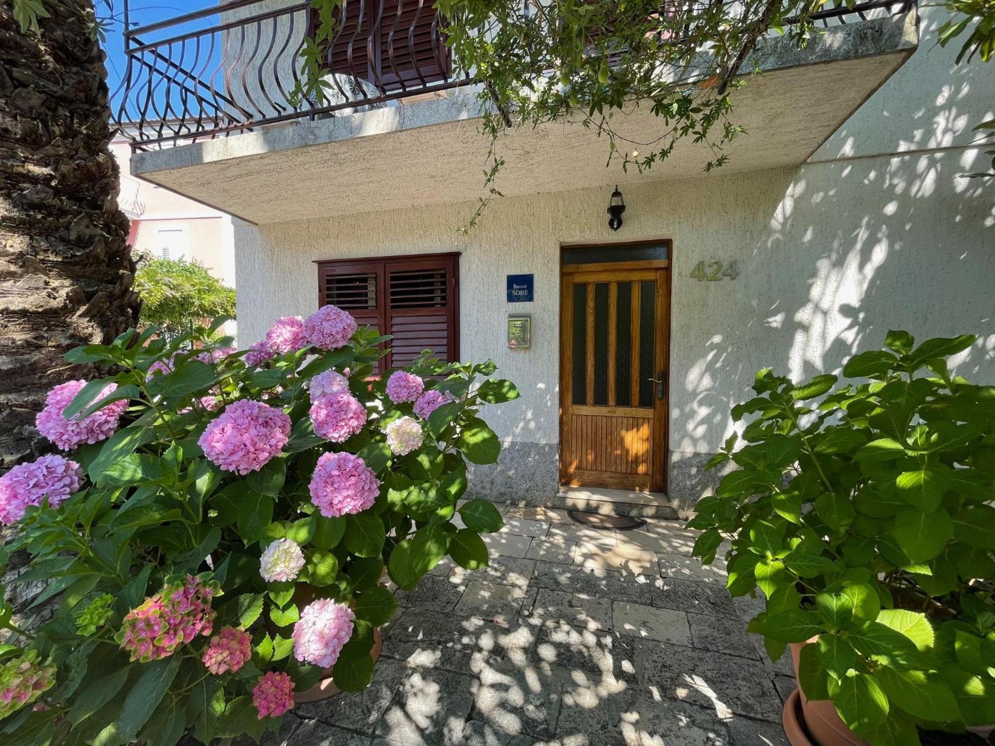 Hvar Guesthouse - Double Bedroom With Private Bathroom 耶尔萨 外观 照片